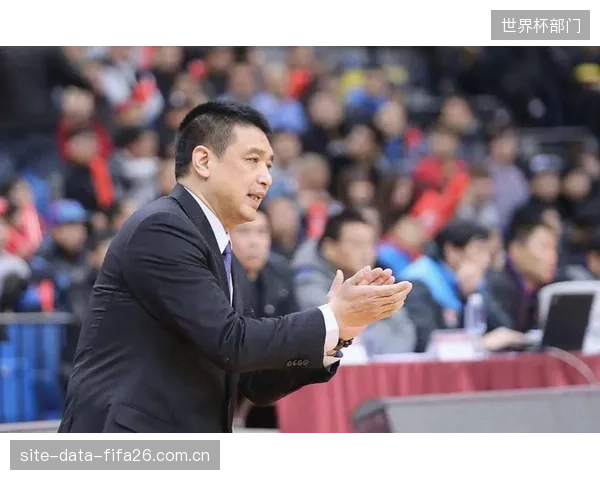 主教练卢伟成功整合阵容,上海队凭借强大的内外援配置时隔24年重夺常规赛冠军。 主教练卢伟成功整合阵容,上海队凭借强大的内外援配置时隔24年重夺常规赛冠军。